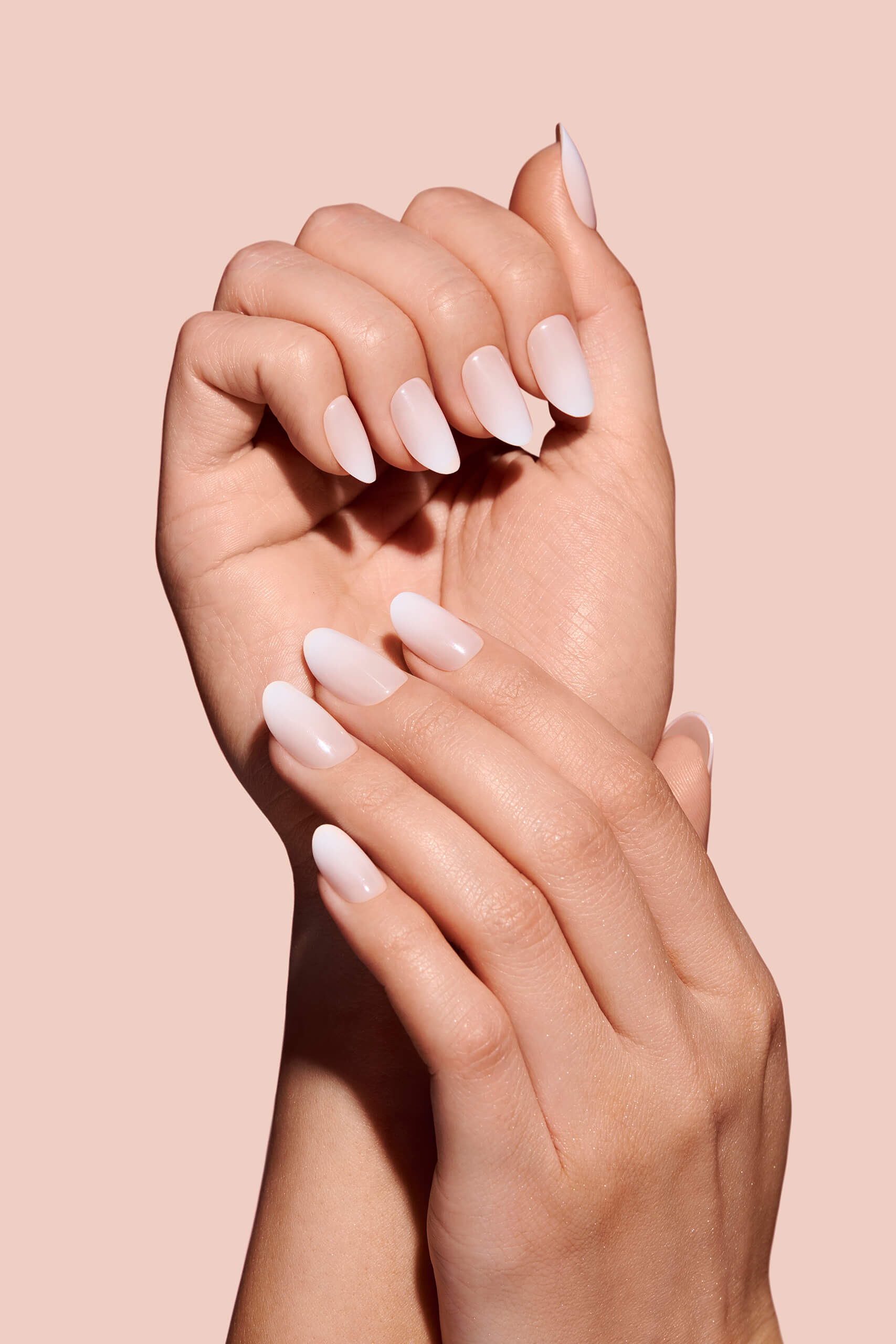 Mani Muse Good Ombres Press-On Nails on hand model